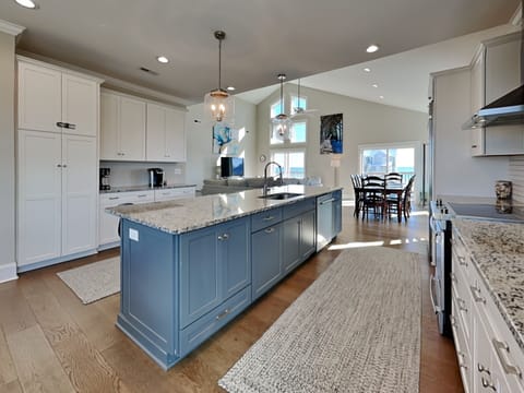 Fully Equipped Kitchen with Stainless Steel Appliances and Breakfast Bar Seating for 5