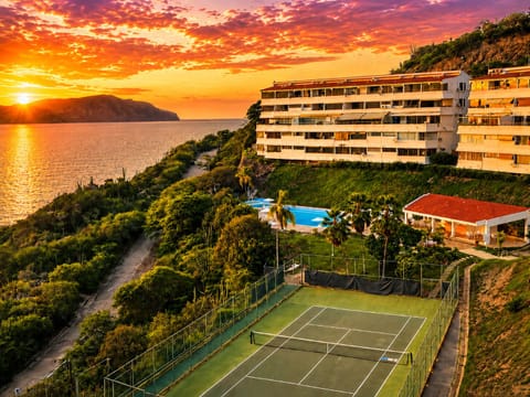 Wake to CARIBBEAN OCEANVIEWS, resort comforts & EPIC SUNSETS at your door