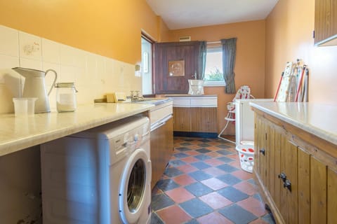 Utility room with washing machine and fridge