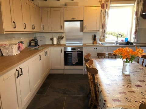 Fitted kitchen/diner: built in oven and hob, toaster: dining table with chairs