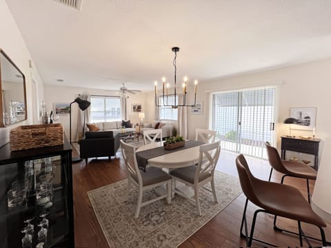 Tastefully designed Villa that is open and bright for your Villages stay!