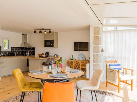 Plant, Property, Building, Sky, Rectangle, Shade, Window, Land Lot, Grass, Urban Design