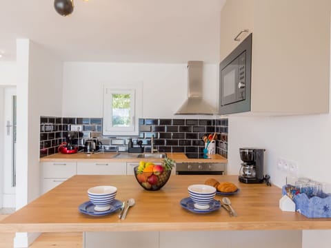 Plant, Property, Building, Sky, Rectangle, Shade, Window, Land Lot, Grass, Urban Design