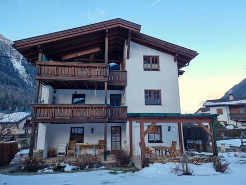 Sky, Building, Window, Snow, Plant, House, Slope, Residential Area, Cottage, Roof
