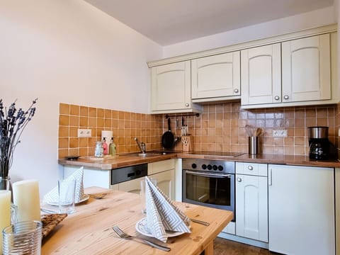 Cabinetry, Countertop, Property, Furniture, Kitchen Stove, Building, Wood, Kitchen Appliance, Kitchen, Interior Design