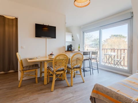 Table, Furniture, Chair, Building, Wood, Interior Design, Floor, Flooring, Kitchen & Dining Room Table, Shade