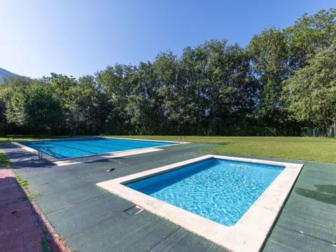 Water, Plant, Sky, Azure, Rectangle, Swimming Pool, Shade, Grass, Tree, Leisure