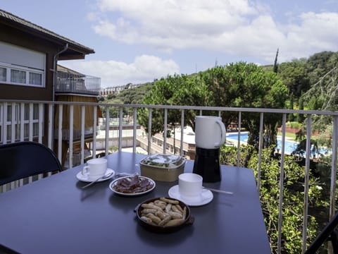 Table, Tableware, Cloud, Furniture, Sky, Property, Food, Building, Chair, Dishware