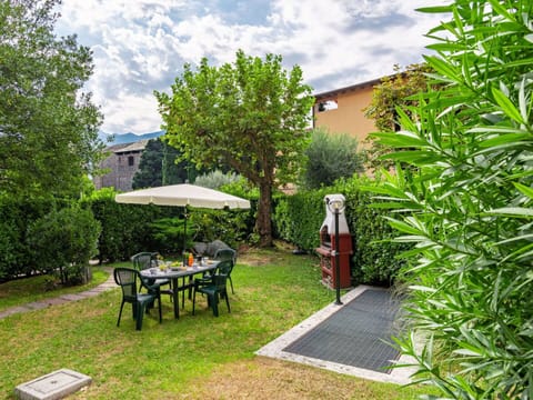 Plant, Cloud, Sky, Property, Plant Community, Table, Building, Tree, Umbrella, Tent