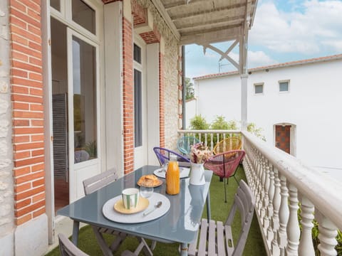 Property, Table, Building, Tableware, Window, Chair, Cloud, Wood, Interior Design, Sky