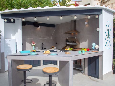 Table, Property, Furniture, Countertop, Interior Design, Building, Shade, Chair, Tree, House