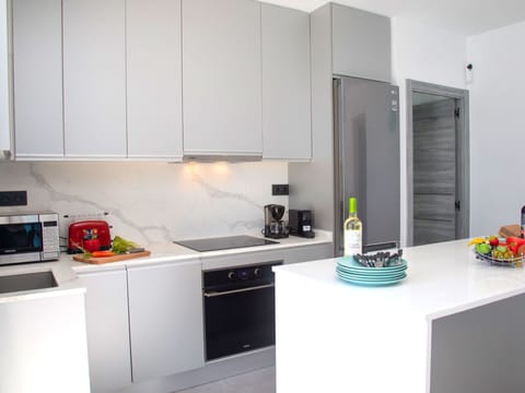 Property, Cabinetry, Countertop, Kitchen Appliance, Kitchen Stove, Kitchen, Home Appliance, Interior Design, Sink, Flooring