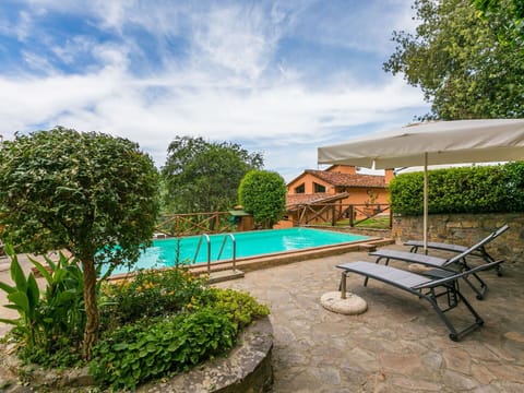 Cloud, Plant, Sky, Furniture, Tree, Outdoor Bench, Building, Outdoor Furniture, Swimming Pool, Shade