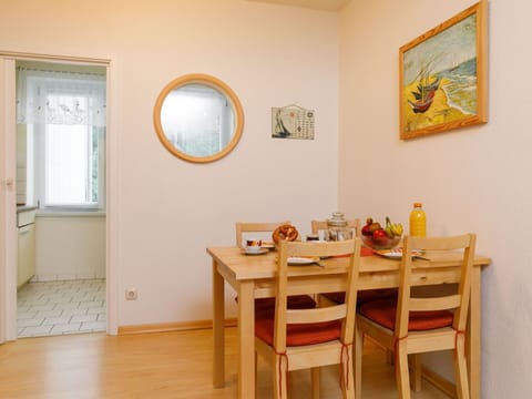 Table, Furniture, Property, Window, Building, Picture Frame, Wood, Interior Design, House, Chair