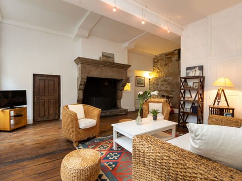 Plant, Furniture, Building, Table, Leaf, Nature, Architecture, Interior Design, Tree, Outdoor Furniture