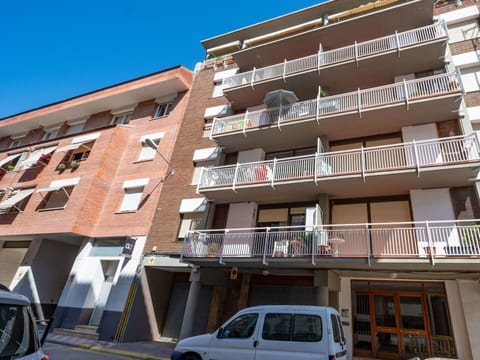 Building, Sky, Property, Wheel, Car, Window, Vehicle, Neighbourhood, Urban Design