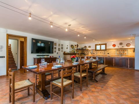 Table, Furniture, Picture Frame, Building, Interior Design, Wood, Chair, Flooring, Floor, Ceiling