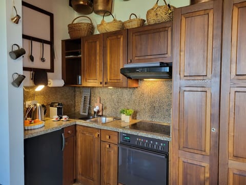 Cabinetry, Countertop, Property, Kitchen Sink, Kitchen Appliance, Kitchen, Building, Home Appliance, Wood, Kitchen Stove