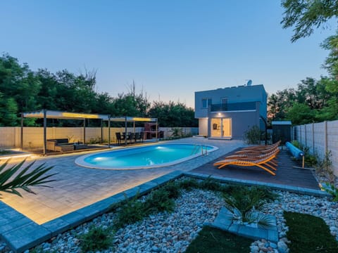 Sky, Plant, Cloud, Window, Building, Azure, Tree, Shade, Swimming Pool, Real Estate