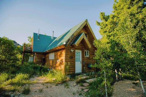 Welcome to Hummingbird, a cozy cabin that sleeps 6 nestled among the trees in Glendale, Utah with the Virgin River running through the property, just minutes from Zion National Park and less than 1 hour from Bryce Canyon! Hiking, wildlife & hot tub!