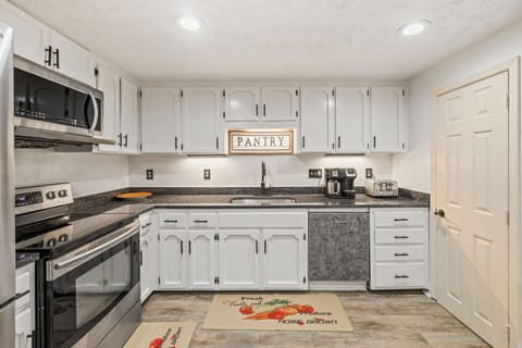 Fully stock kitchen with coffeemaker, toaster, panini press, instant cooker and all cooking essentials