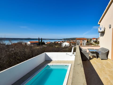 Water, Sky, Building, Window, Blue, Plant, Swimming Pool, Seaside Resort, Leisure, Residential Area