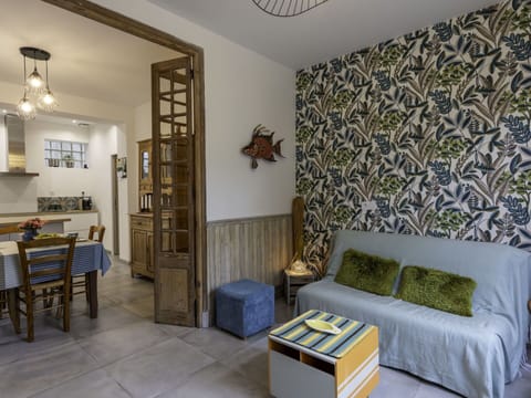 Table, Furniture, Property, Picture Frame, Wood, Building, Comfort, Lighting, Architecture, Interior Design