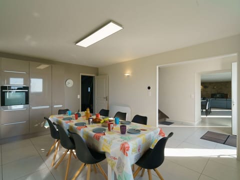 Plant, Sky, Cloud, Building, Water, Car, House, Coastal And Oceanic Landforms, Urban Design, Neighbourhood