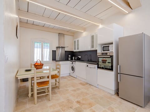 Plant, Sky, Cloud, Building, Water, Car, House, Coastal And Oceanic Landforms, Urban Design, Neighbourhood