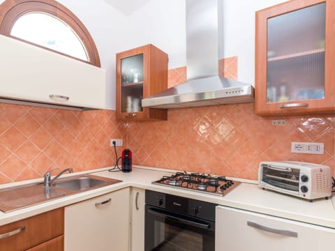 Cabinetry, Kitchen Sink, Property, Sink, Countertop, Kitchen Appliance, Wood, Kitchen, Gas Stove, Interior Design