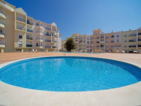 Water, Sky, Building, Swimming Pool, Azure, Window, Urban Design, Leisure, House, Aqua
