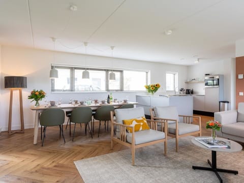 Sky, Window, Building, Neighbourhood, Commercial Building, Facade, Real Estate, City, Urban Design, Metropolitan Area