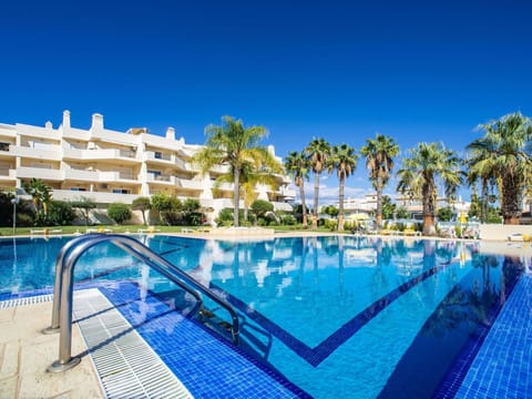 Water, Plant, Sky, Building, Property, Window, Swimming Pool, Nature, Green, Azure