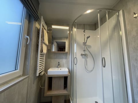 Plumbing Fixture, Tap, Sink, Mirror, Bathroom Sink, Bathroom, Building, Shower Bar, Shower Head