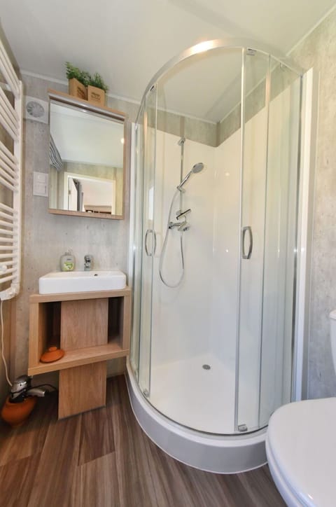 Tap, Plumbing Fixture, Shower Head, Building, Bathroom, Shower, Interior Design, Shower Bar, Door
