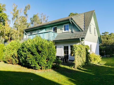 Sky, Plant, Building, Property, Window, Tree, House, Land Lot, Natural Landscape, Grass