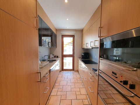 Sky, Building, Window, Urban Design, Residential Area, Facade, Real Estate, Condominium, Tree, Commercial Building