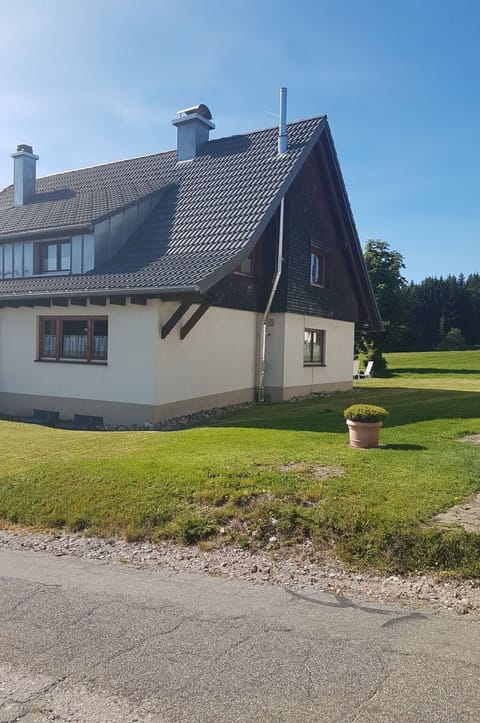 Sky, Property, Building, Window, Plant, House, Land Lot, Cottage, Tree, Grass