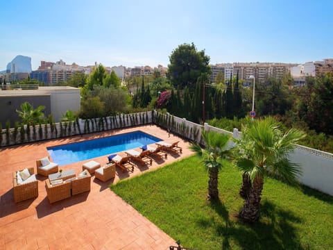 Sky, Property, Window, Building, Tree, Vegetation, Architecture, Urban Design, Plant