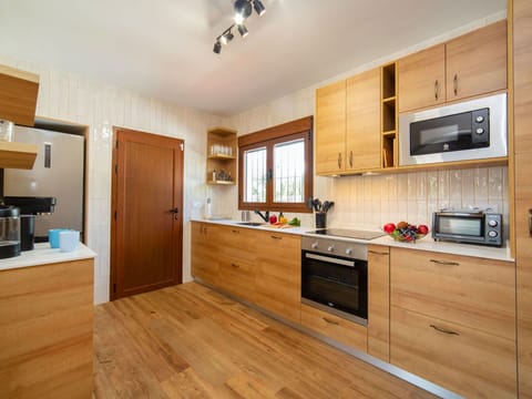 Sky, Property, Window, Building, Tree, Vegetation, Architecture, Urban Design, Plant