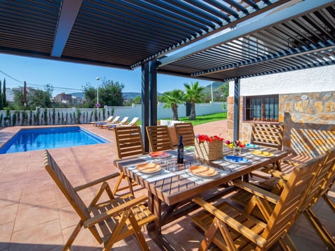 Sky, Property, Window, Building, Tree, Vegetation, Architecture, Urban Design, Plant