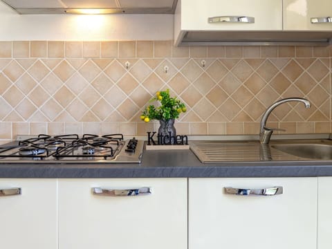 Kitchen, Countertop, Kitchen Appliance, Kitchen Stove, Major Appliance, Stove, Gas Stove, Cooktop, Interior Design, Home Appliance