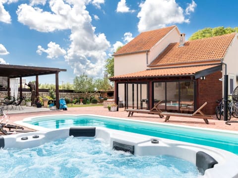 Water, Sky, Cloud, Property, Swimming Pool, Azure, Building, Plant, Body Of Water, Leisure