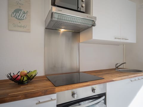 Kitchen Sink, Sink, Property, Cabinetry, White, Tap, Countertop, Interior Design, Wood, Kitchen