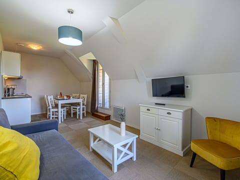 Water, Sky, Cloud, Property, Swimming Pool, Seaside Resort, Azure, Blue, Building, Outdoor Furniture