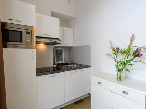 Cabinetry, Property, Kitchen Appliance, Plant, Flower, Countertop, Kitchen Stove, Building, Interior Design, Home Appliance