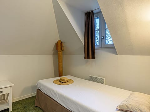 Furniture, Property, Comfort, Wood, Shade, Architecture, Interior Design, Building, Bed Frame, Floor