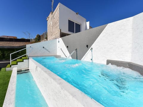 Water, Building, Property, Sky, Plant, Tree, Window, Leisure, Urban Design, Swimming Pool