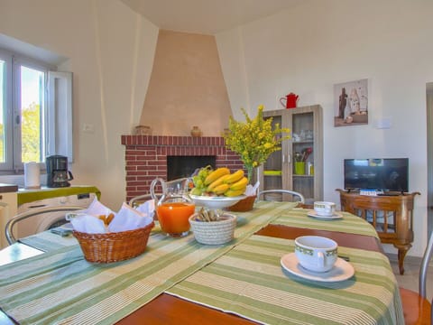 Water, Building, Property, Sky, Plant, Tree, Window, Leisure, Urban Design, Swimming Pool