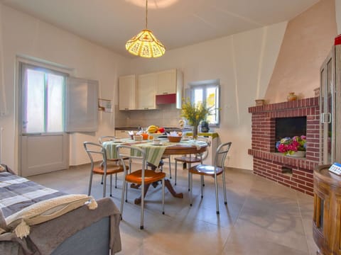 Water, Building, Property, Sky, Plant, Tree, Window, Leisure, Urban Design, Swimming Pool